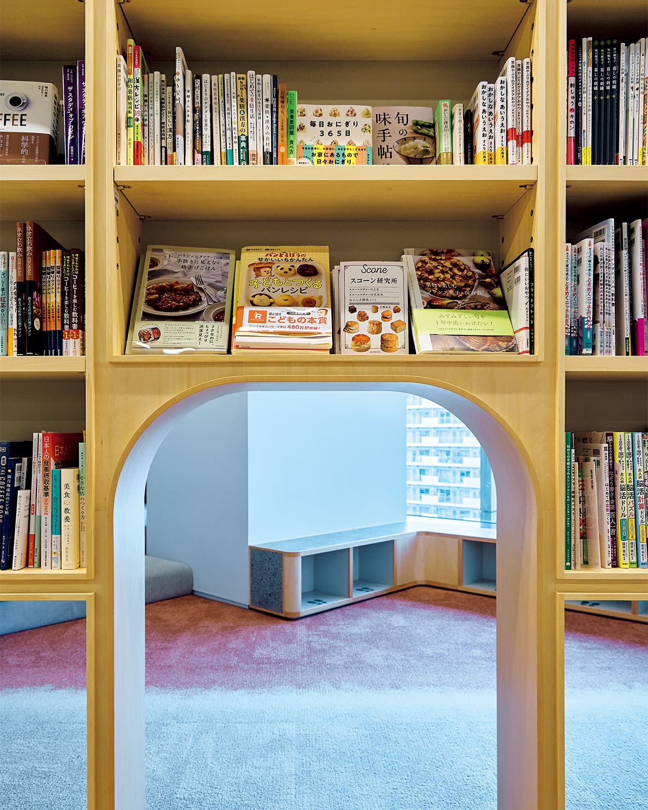受付で入場料を支払ったら、カフェラウンジ内の本が読み放題。もちろん購入もできる。