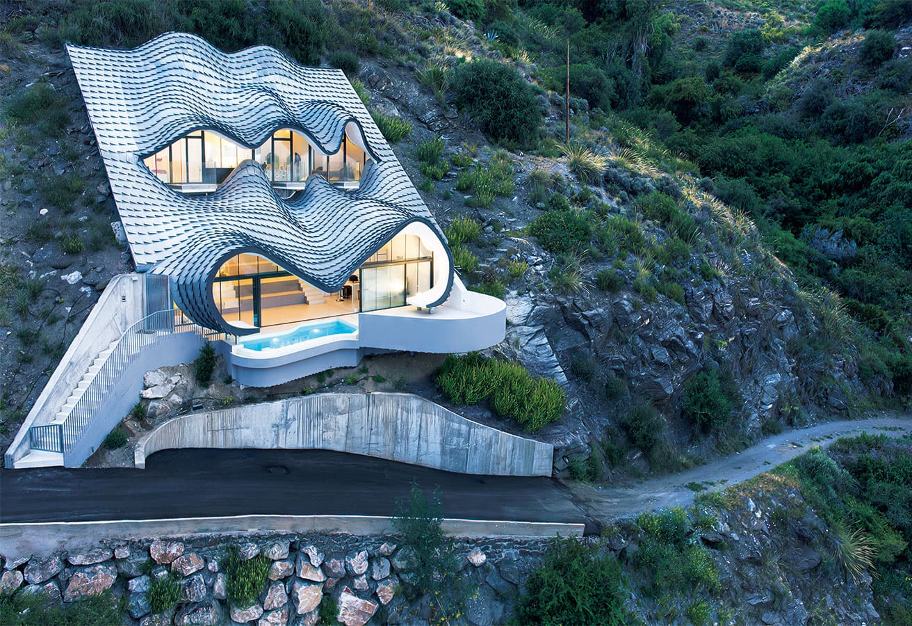 〈Casa del Acantilado〉傾斜42度の崖に埋め込んだ冷暖房不要の家。@Granada, Spain / (c) Luminar Neo