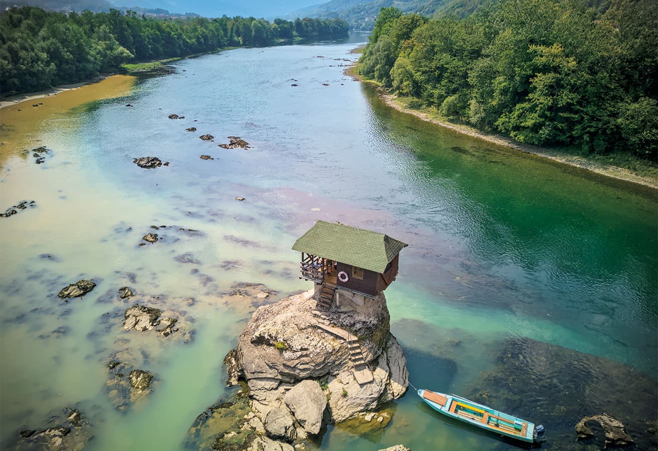 〈Drina River House〉10代の少年たちが1968年に建てた小屋。@Bajina Bašta, Serbia / (c) 2024 HornyHamster (Shutterstock)