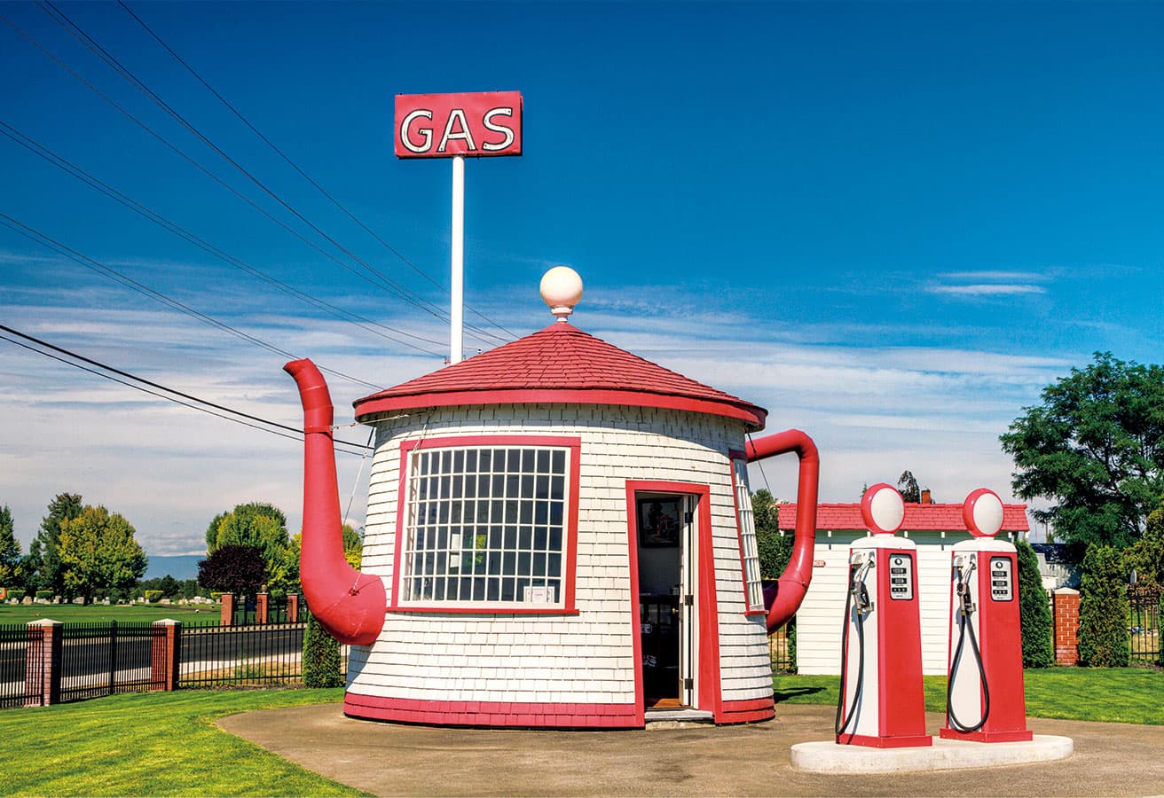 〈Teapot Dome Service Station〉ティーポット・ドーム油田の政治スキャンダルを揶揄し1920年代に建設。@Zillah, Washington, USA / (c) Mark Kiver (Alamy)
