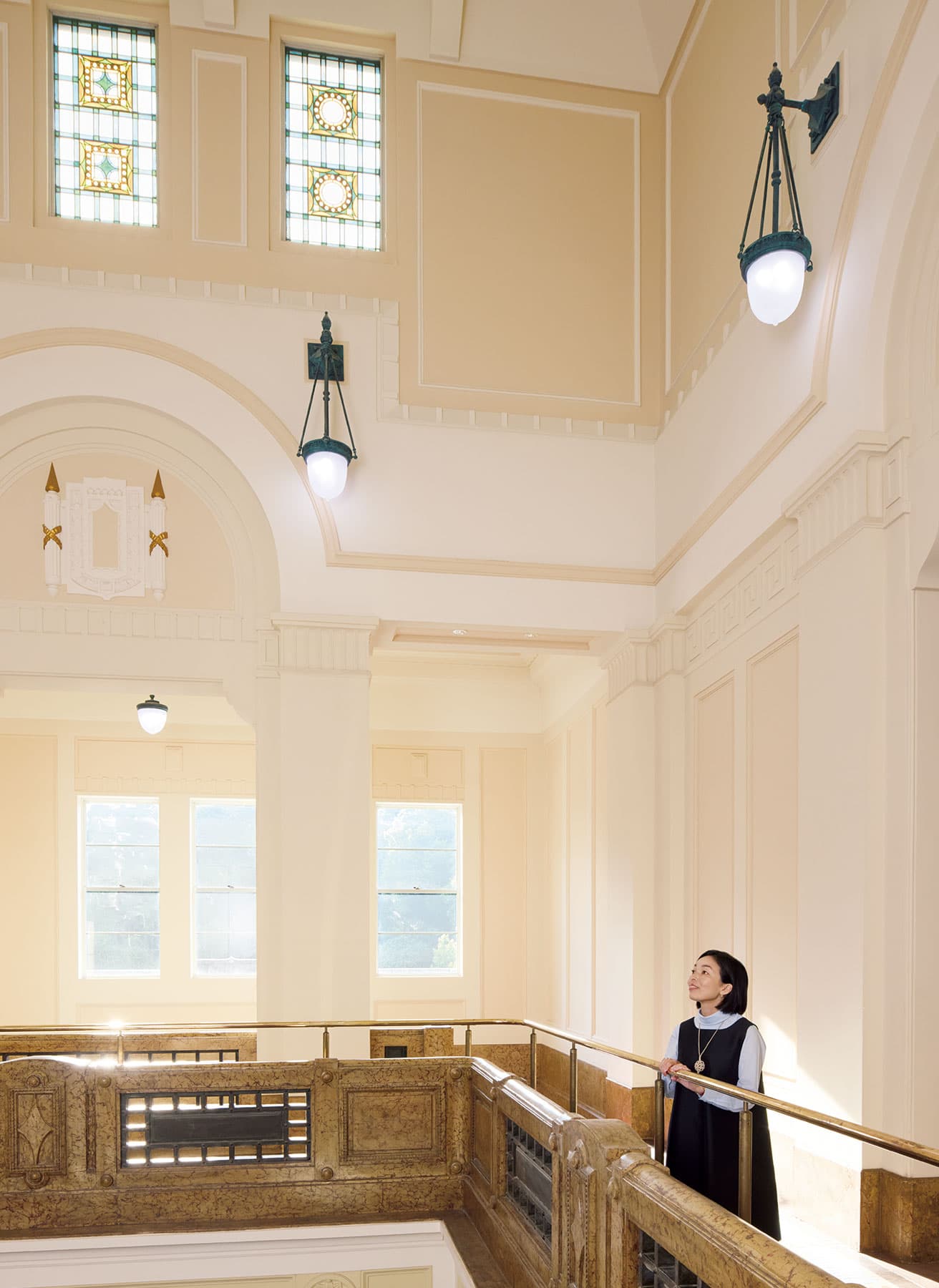 2階回廊にて。高窓のステンドグラスは、当時珍しかった鉄製のサッシにはめ込まれている。