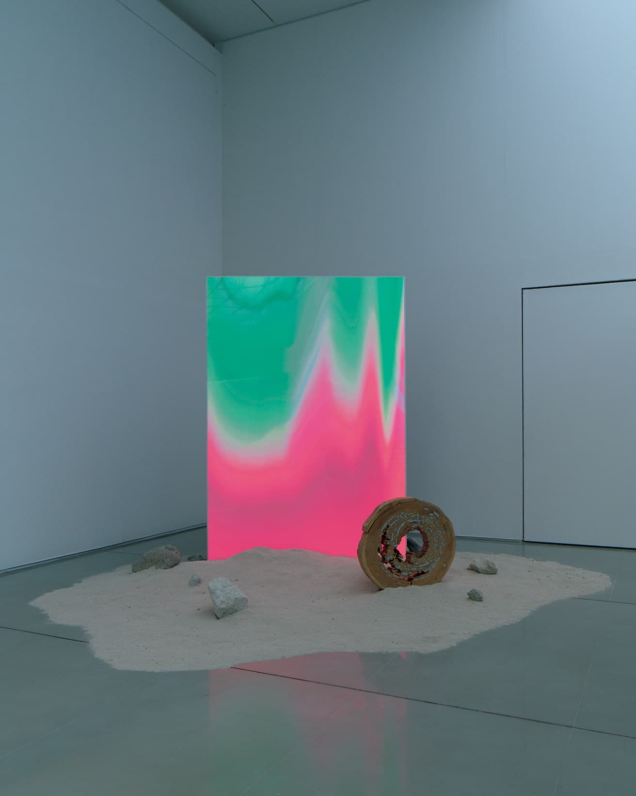 メンヒル（2024）　グリーンスキャナーで計測した光量を反映した立体作品。樹齢約2,000年の屋久杉、軽石とともにシラス（火山灰土）に埋まっている姿をイメージ。