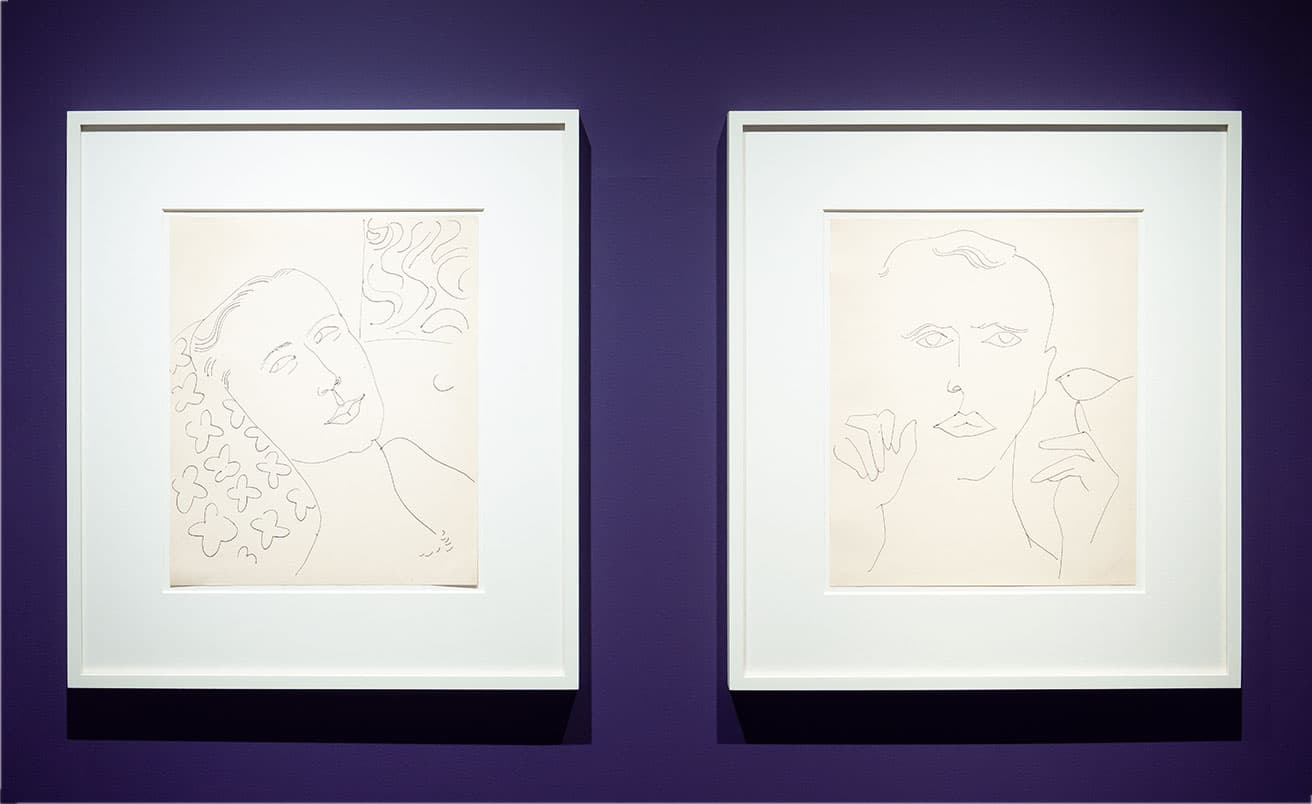 《UNIDENTIFIED MALE》（1955-57）　公に展示される機会がほとんどなかったウォーホルの貴重なドローイング作品。アーティストとして活動する前、広告イラストレーターとしてのキャリアの後、アーティストとして活動し始めた最初期に描かれたもの。(c) The Andy Warhol Foundation for the Visual Arts, Inc. / Licensed by Adagp, Paris 2025. Courtesy of Fondation Louis Vuitton, Paris