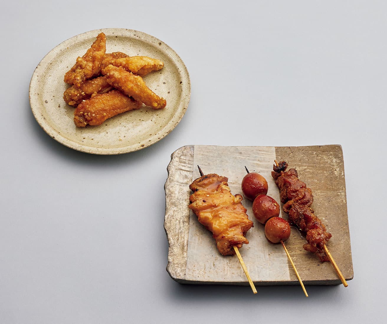 左／壺たれチキン100g 630円、右／かしわ590円、黒玉390円、東京山椒焼390円。