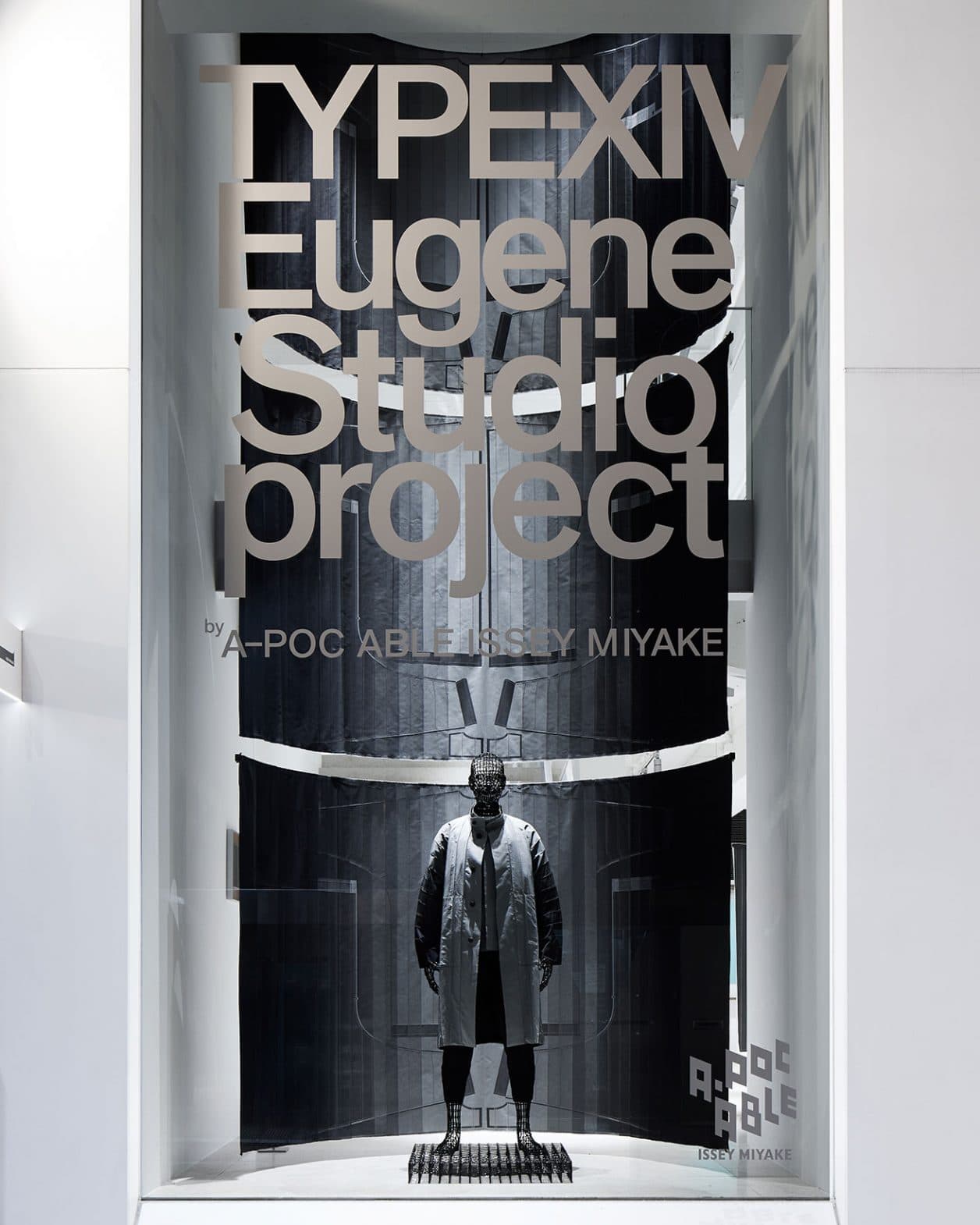 白と黒の2色の糸で紡ぐ、無限の可能性。ユージーン・スタジオと〈A-POC ABLE ISSEY MIYAKE〉が融合した展示が開催中。