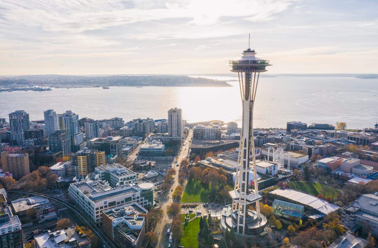 シアトルのシンボル・184mの〈スペースニードル（Space Needle）〉は、1962年の万国博覧会の際に建てられた。