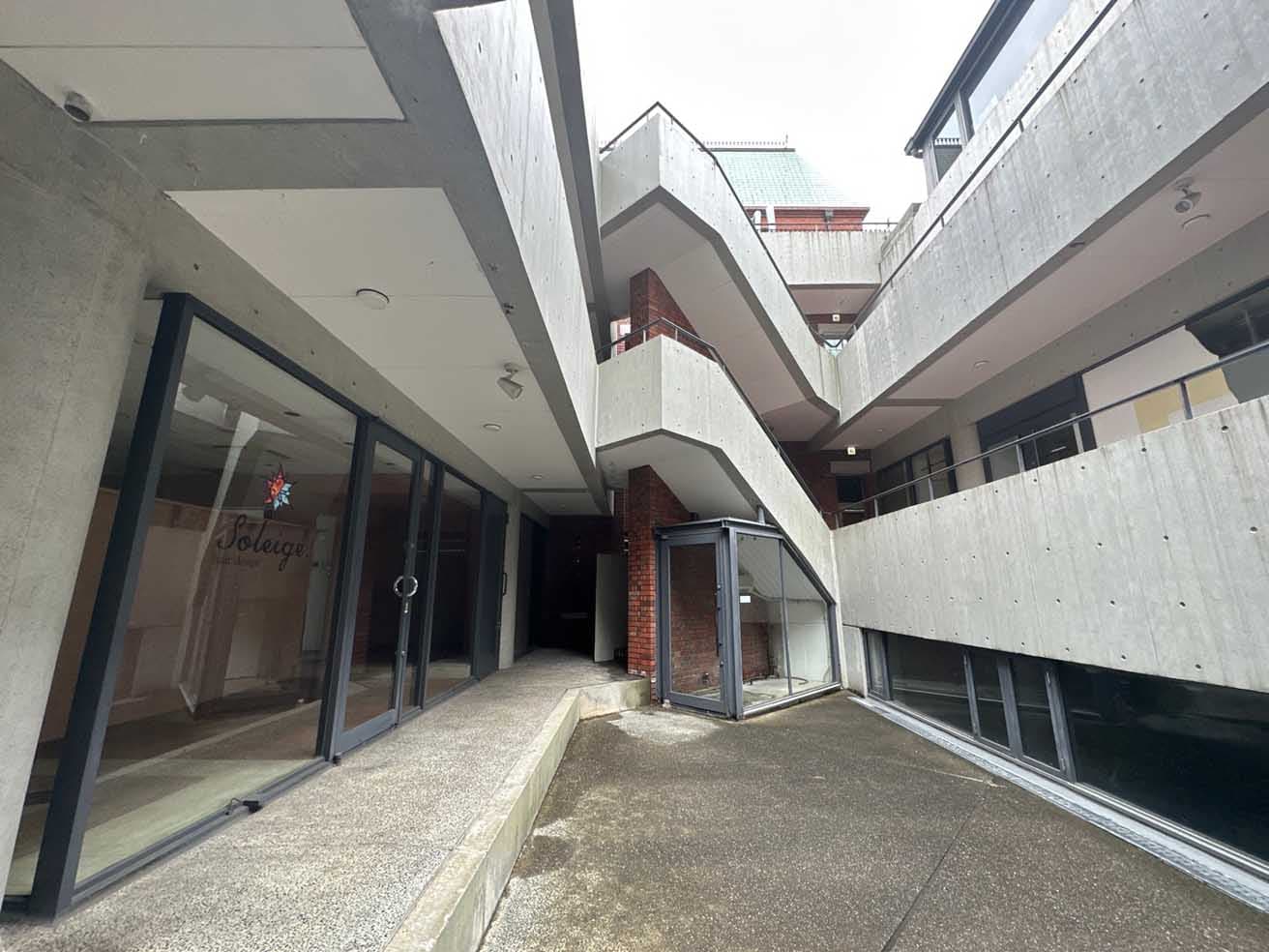 「外に閉じて内に開く」安藤建築の特徴を実感できる中庭。

