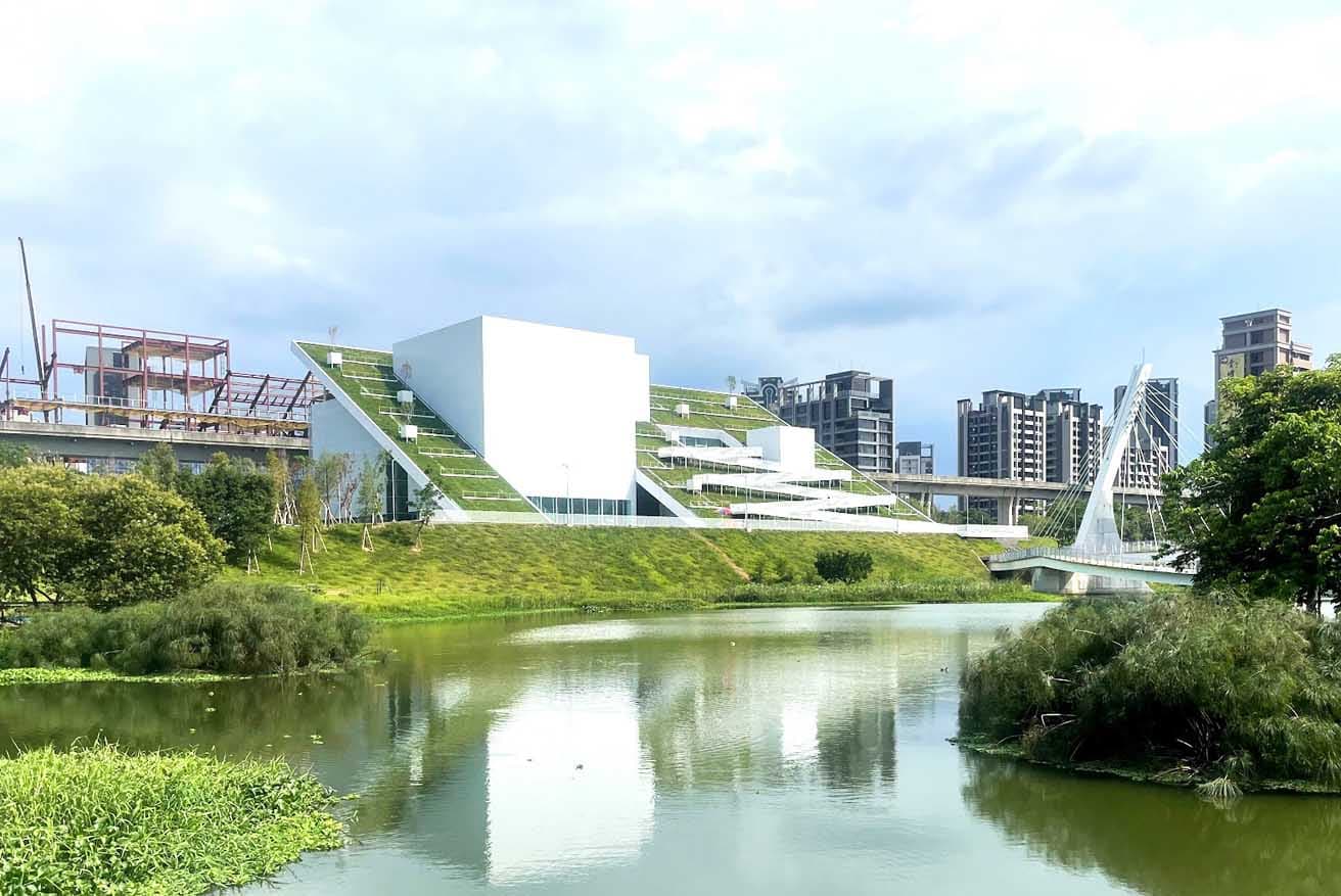 2024年4月にオープンした、台湾の〈桃園市児童美術館〉。2024年3月にプリツカー賞を受賞した山本理顕が設計した。30度の角度を持つ丘にはいくつかの穴が空いていてテラスになっていて、そこから屋根の下へ入ることができるようになっている。　©︎Riken Yamamoto &amp; Field Shop