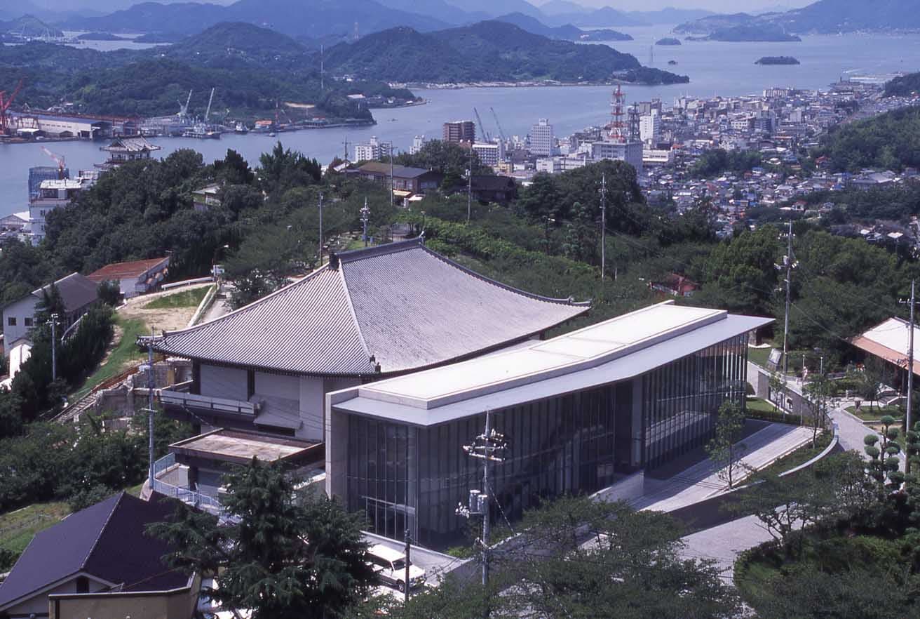 『ナイン・ヴィジョンズ：日本から世界へ 跳躍する９人の建築家』展は、安藤忠雄が新館を設計した〈尾道市立美術館〉で行われる。
