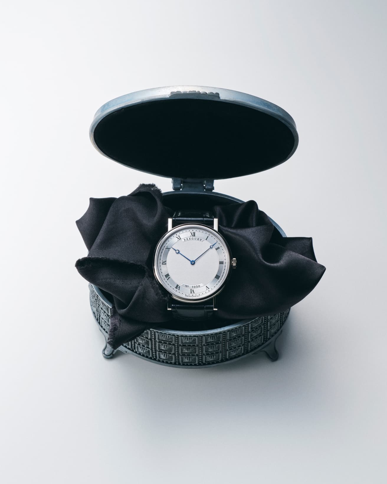 《Classique 5157》径38mm、自動巻き。18Kホワイトゴールドケース、レザー。3,333,000円。