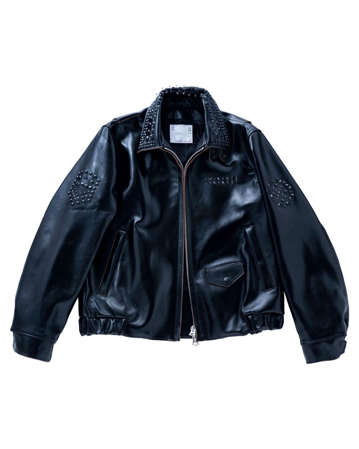 黒×黒の存在感。〈sacai〉の人気レザージャケットがスタッズ仕様に。
