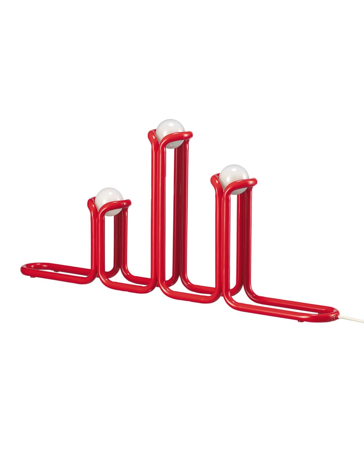 ホリデーシーズンのテーブルを彩る〈IKEA〉のキャンドルのようなライト。