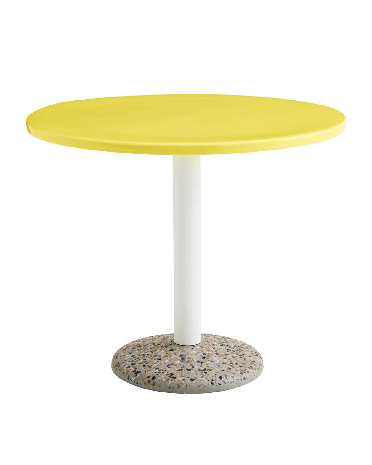 屋外空間を色鮮やかに演出する〈HAY〉のアウトドアテーブル。