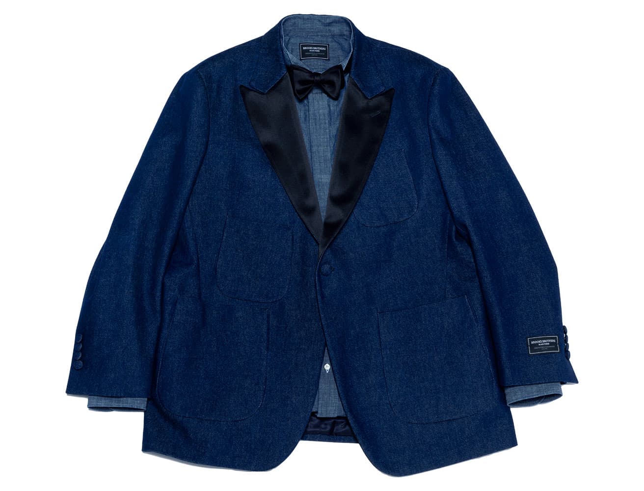 ジャケット209,000円、シャツ61,600円、ボウタイ13,200円。