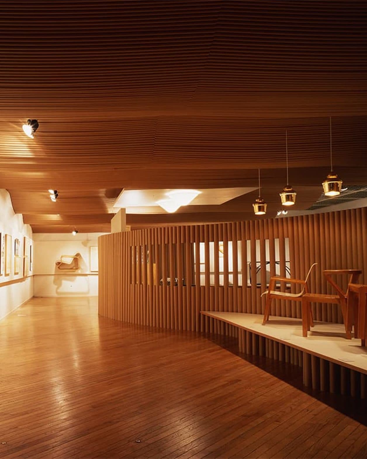 86年アアルトの日本展覧会で会場を担当した建築家と、その建築家の象徴にもなった会場で使われた素材とは？