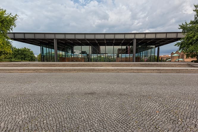 建築家ミース・ファン・デル・ローエによるベルリンの〈新ナショナルギャラリー〉。photo_Getty Images