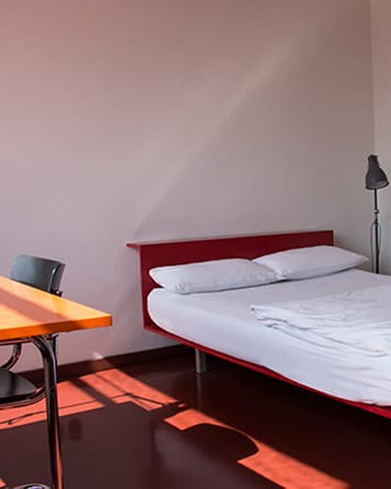 ドイツのデッサウにあるバウハウスの校舎は、改修され現在は宿泊できるが、もともとは何の施設？