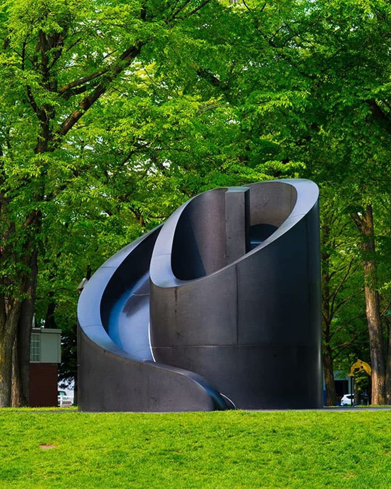 札幌にあるイサム・ノグチの滑り台のような作品《ブラック・スライド・マントラ》は「子どもの◯◯◯で感じるもの」!?