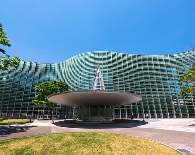 〈国立新美術館〉。photo_AFLO