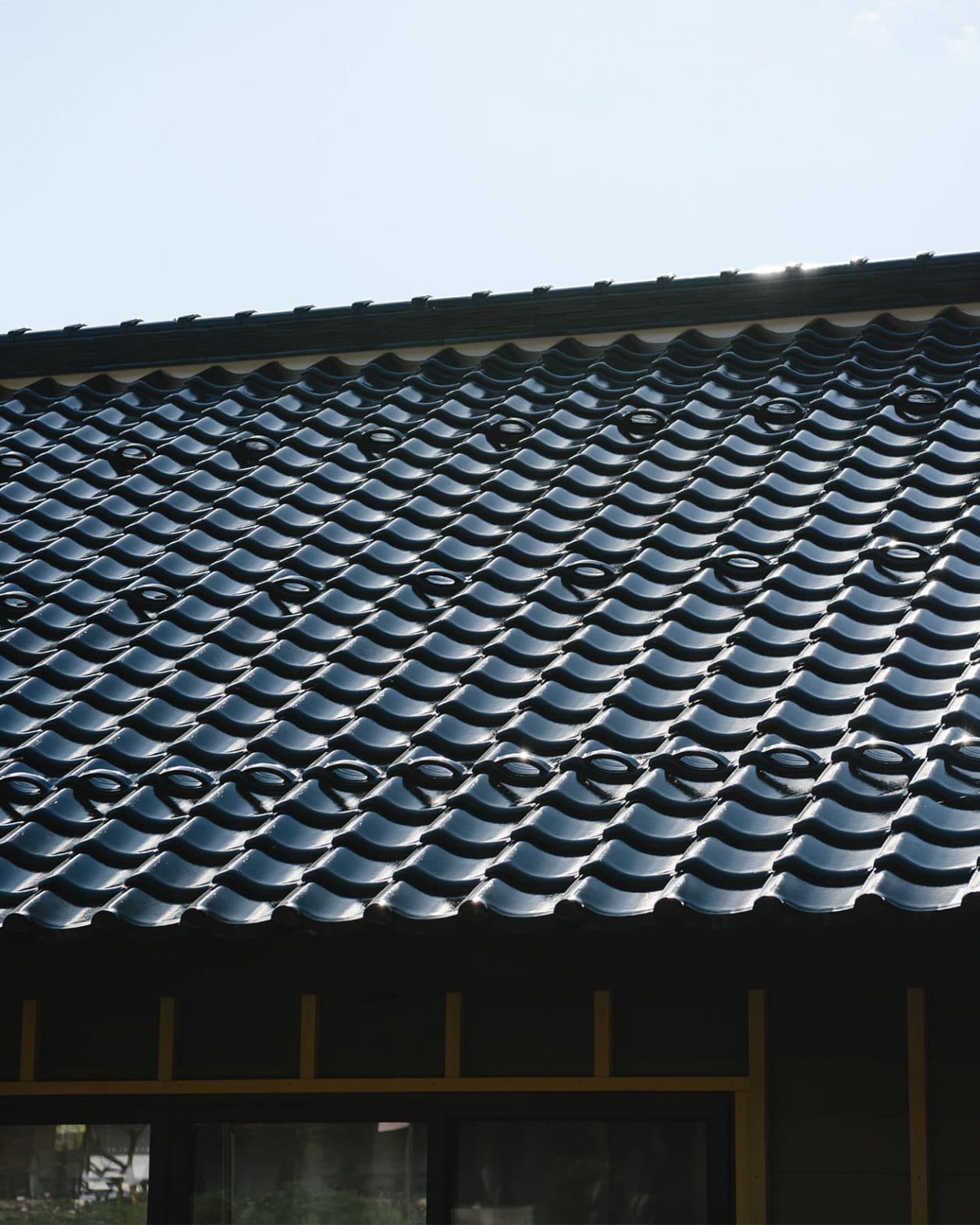 能登半島地震でも壊れなかった能登の「黒瓦」とは？ アート展『アウトサイド』で伝統文化の継承へ。