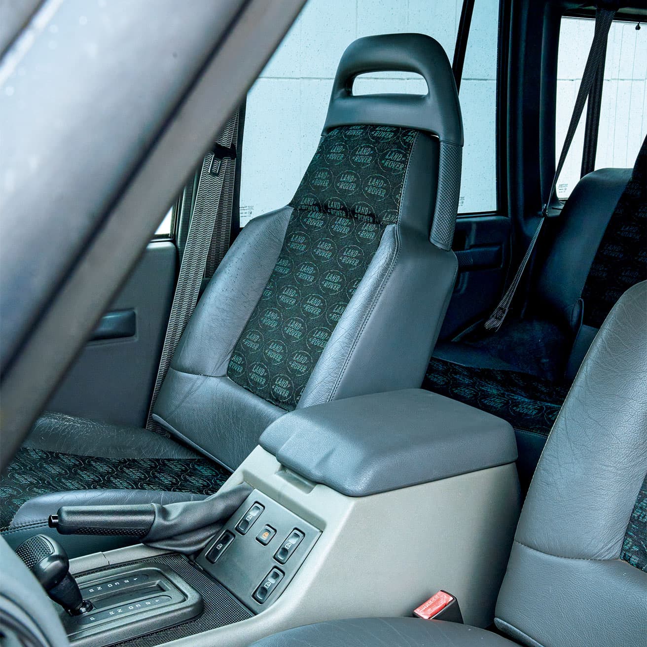 《レンジローバー》の廉価版という位置づけだが、内装は上質。カジュアルなイメージも与えられている。