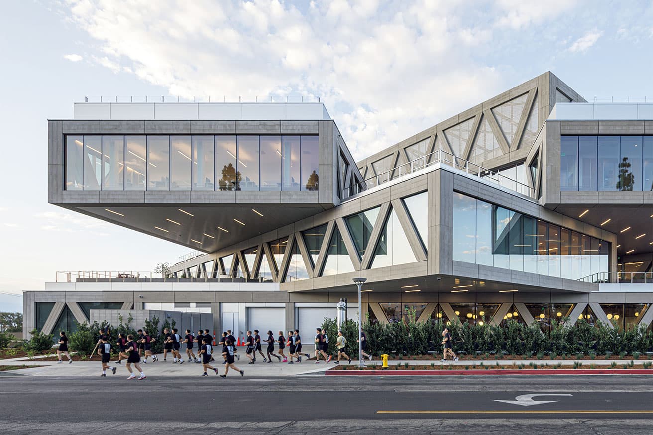 鉄鋼とコンクリートの箱が4体重なる。