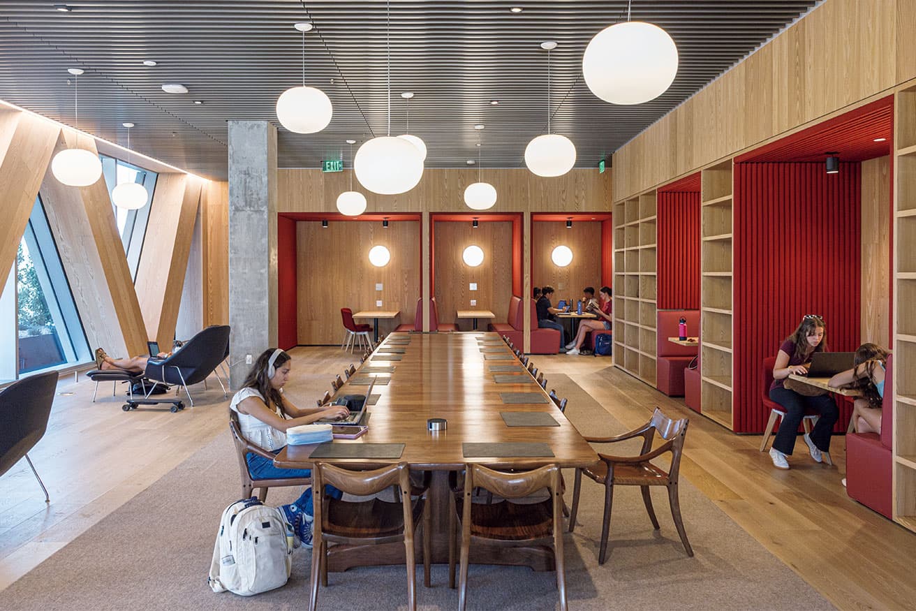 同大学のシンボルカラー、赤とゴールドが随所に。