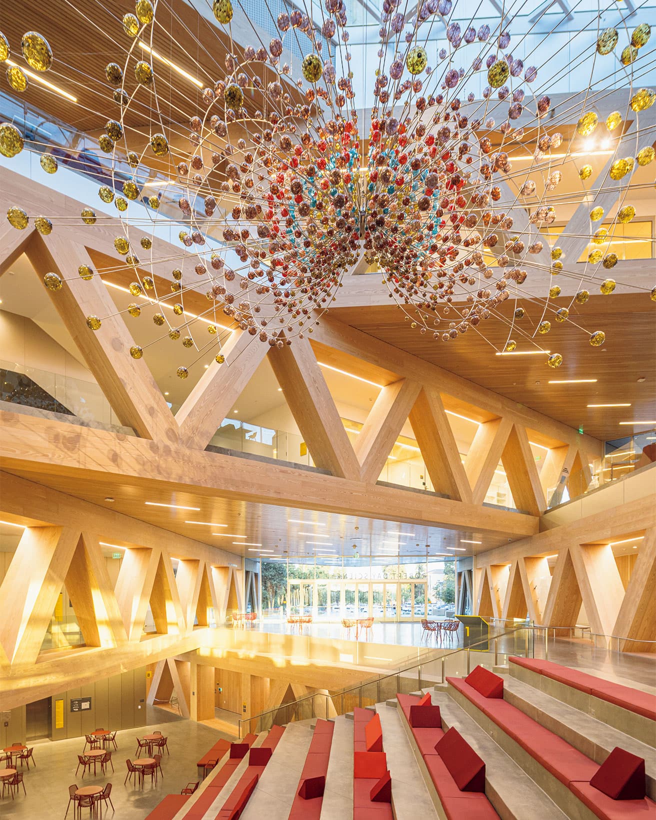 建物の目玉であるアトリウム。素材はウッドやガラス、コンクリート。学生や教え手の姿や活動が見渡せる。
