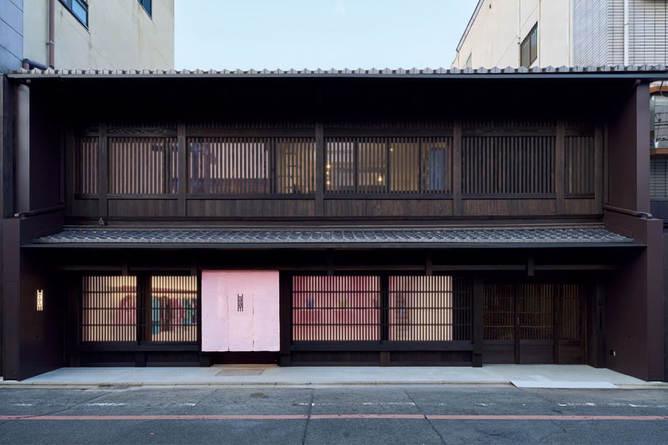 桜色の暖簾が目を引くファサード。