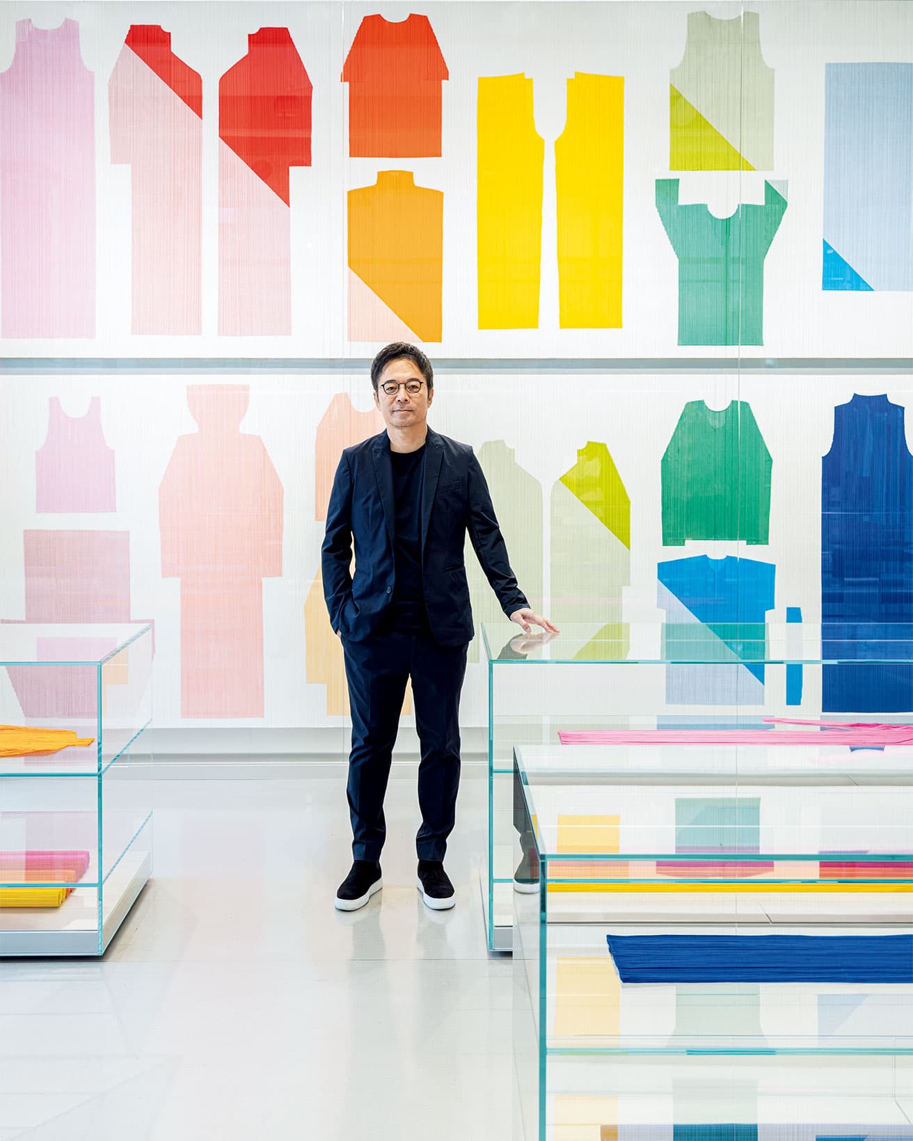 プリーツウォールの前に立つ吉岡。