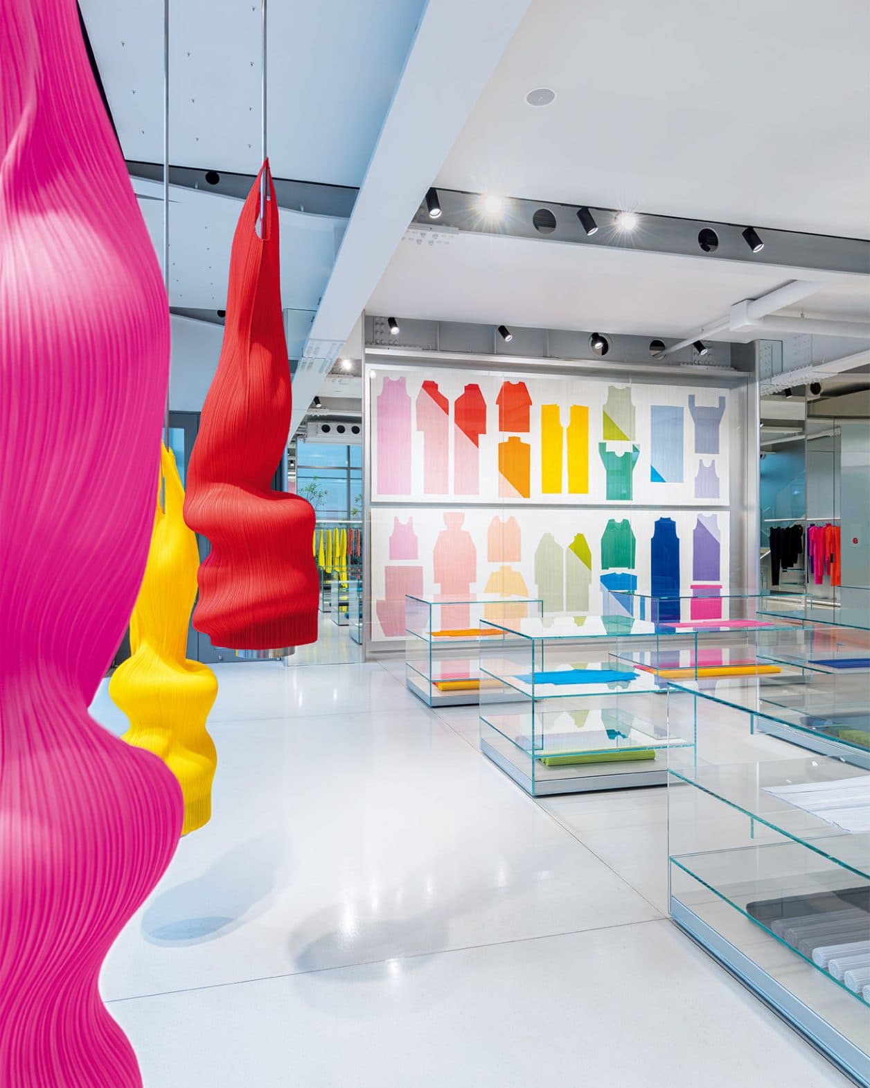 吉岡徳仁による新たな〈プリーツ プリーズ イッセイ ミヤケ〉の旗艦店が南青山に移転オープン。