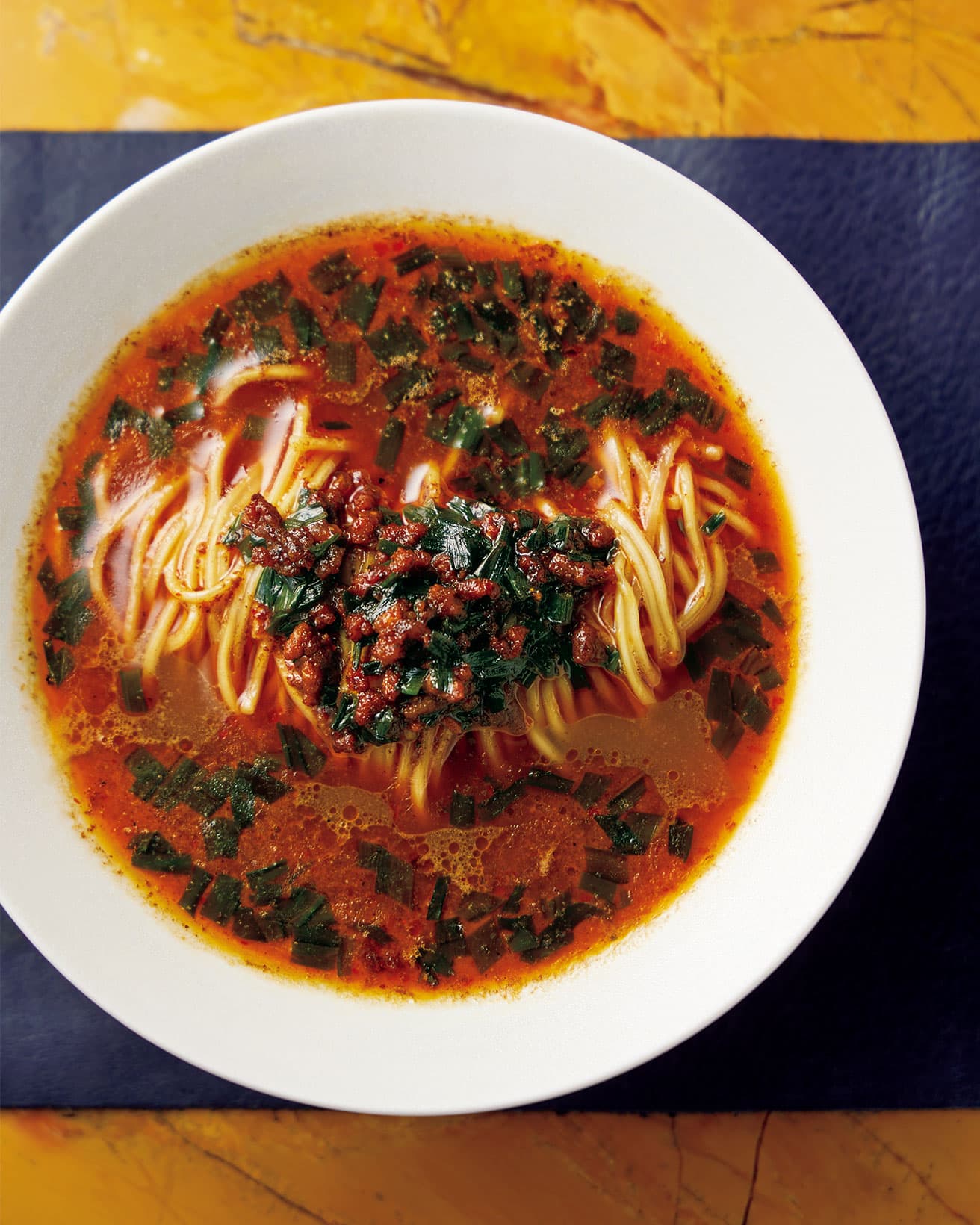 台湾ラーメン。自家製豆板醤に唐辛子を加え、旨辛風味に。コースの内容はその日によって異なる（写真はおまかせ点心コース9,000円の一例）。
