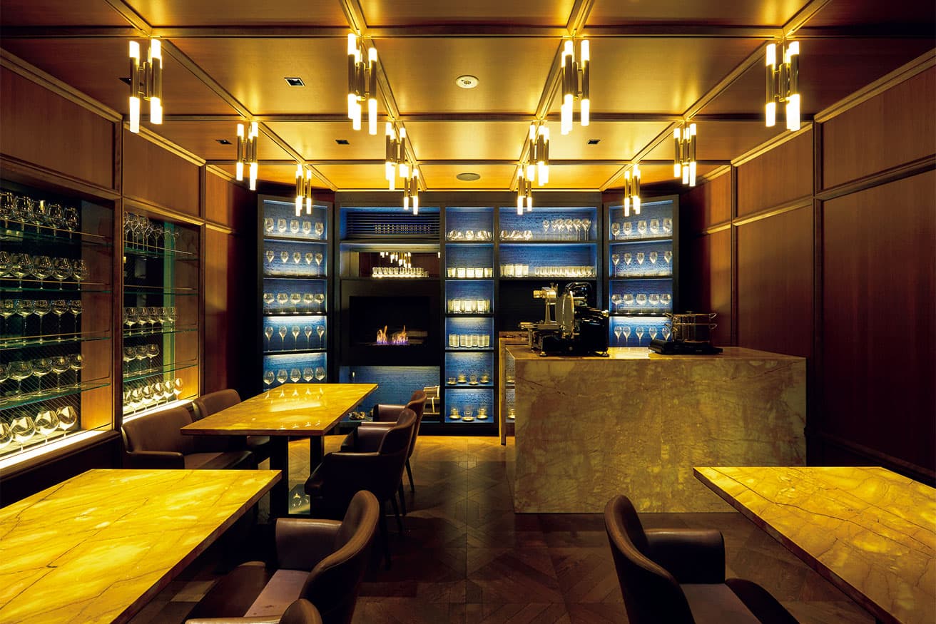 グランドオープンは12月1日。ブドウの樹をテーマに、4フロアで構成されるビル内には大城戸さん自らがゲストの目の前で料理を仕上げるレストラン〈es〉も。