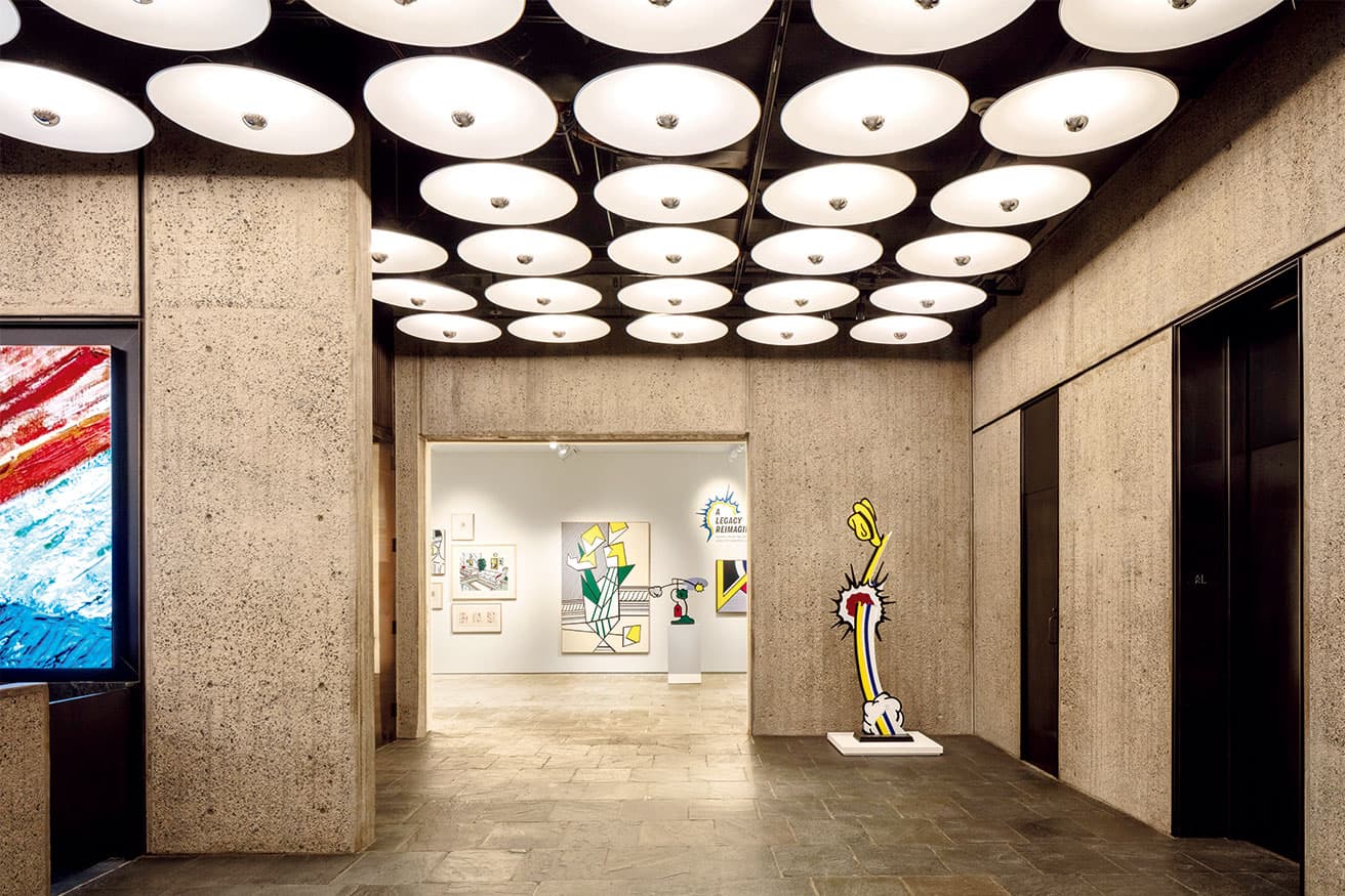 競売作品を鑑賞させるサザビーズギャラリー。照明デザインもオリジナルを踏襲。