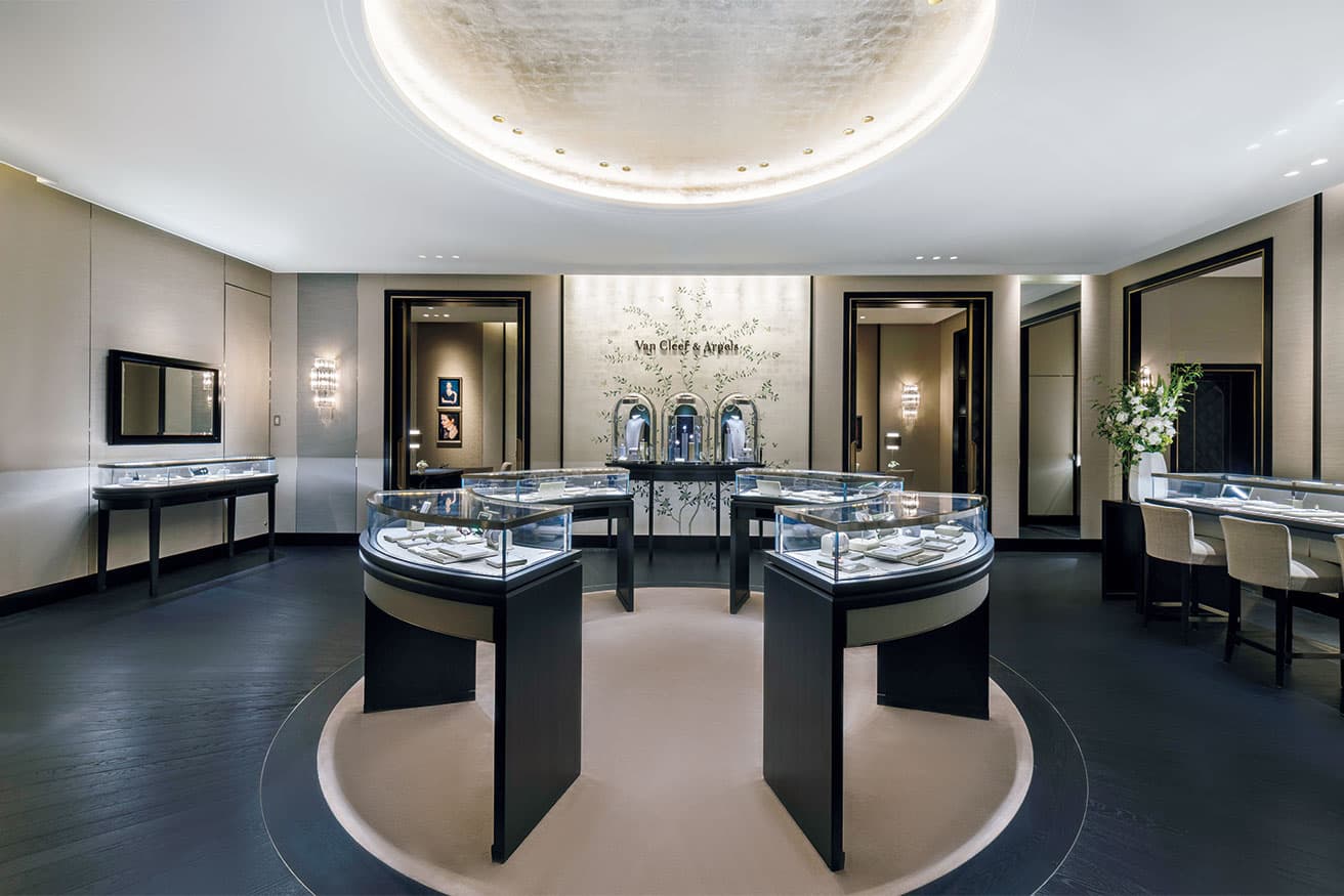 ブライダルジュエリーやタイムピースのコレクションが揃う2階店内。