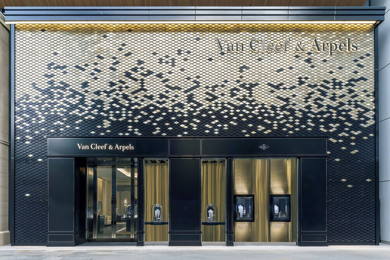 賑やかな通りの中でも一際目を引くファサード。