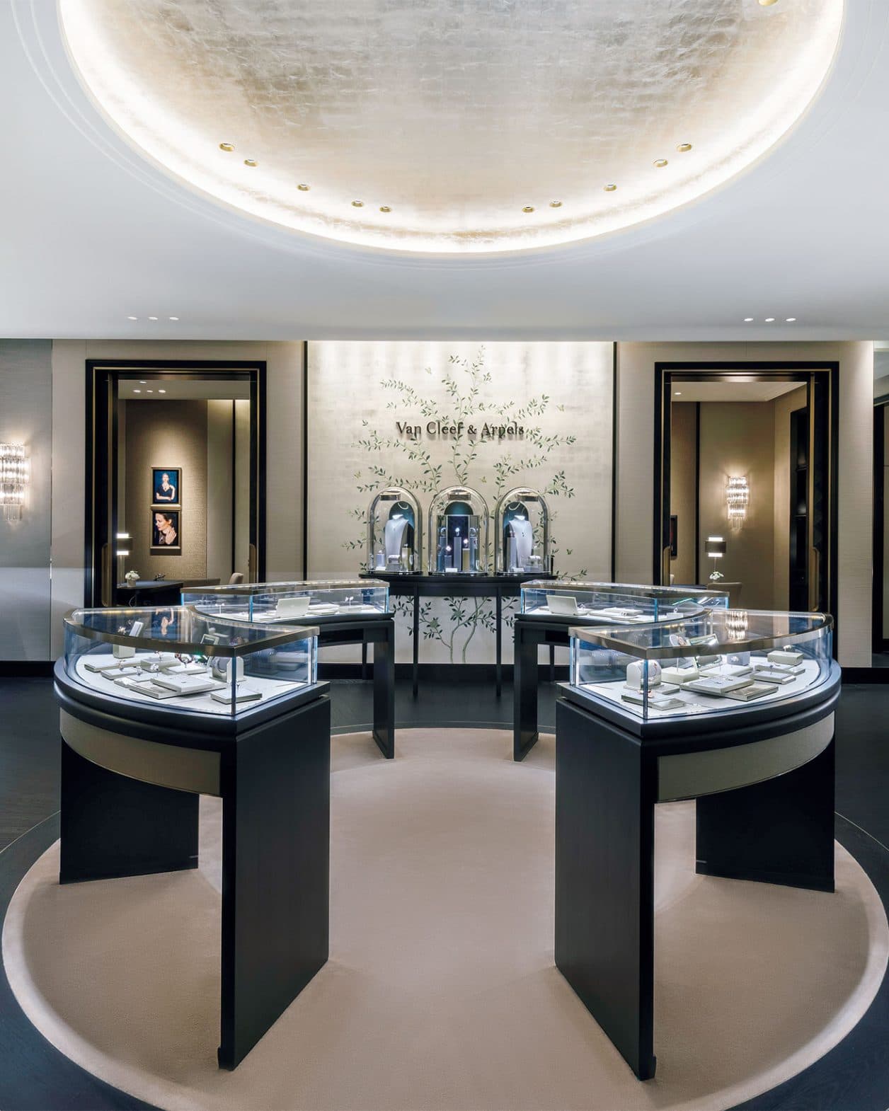 銀座・中央通りに誕生。コレクションが輝く〈ヴァン クリーフ＆アーペル〉の洗練された空間。