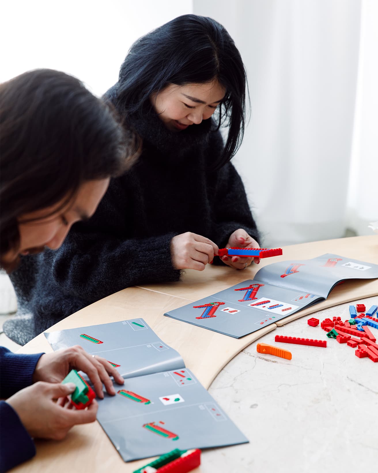 レゴ®︎アート《LOVE》の組み立て説明書は「L」と「E」、「O」と「V」の2冊に分かれており、２人で分担することができるように考えられている。相澤さんは「L」「E」の2文字、大長さんは「O」「V」の2文字にチャレンジ。

