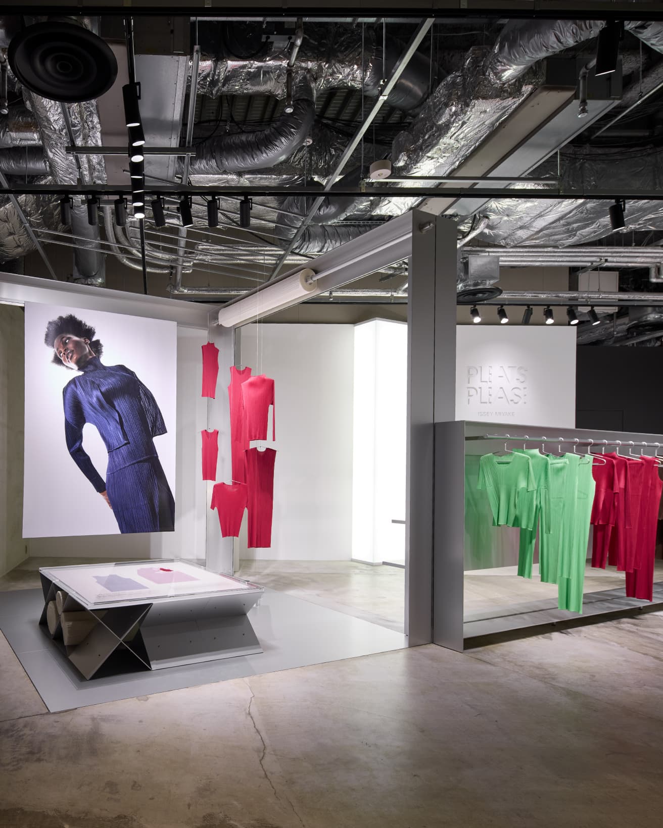 12月10日にリニューアルオープンした〈PLEATS PLEASE ISSEY MIYAKE / ROPPONGI〉。©︎ ISSEY MIYAKE INC.
