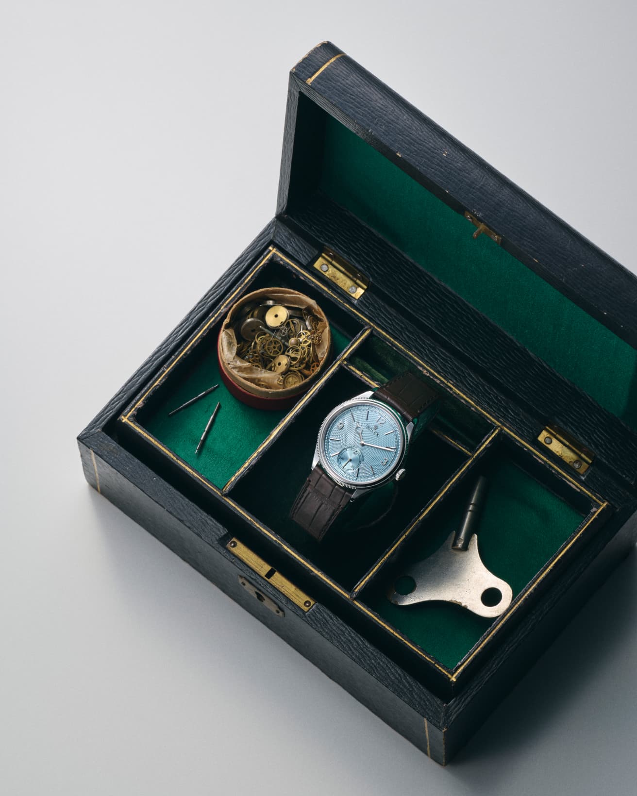 《PERPETUAL 1908》39mm自動巻き。ポリッシュ仕上げのプラチナ製ケース。アリゲーターレザー。4,635,400円（税込予価・発売時期未定）