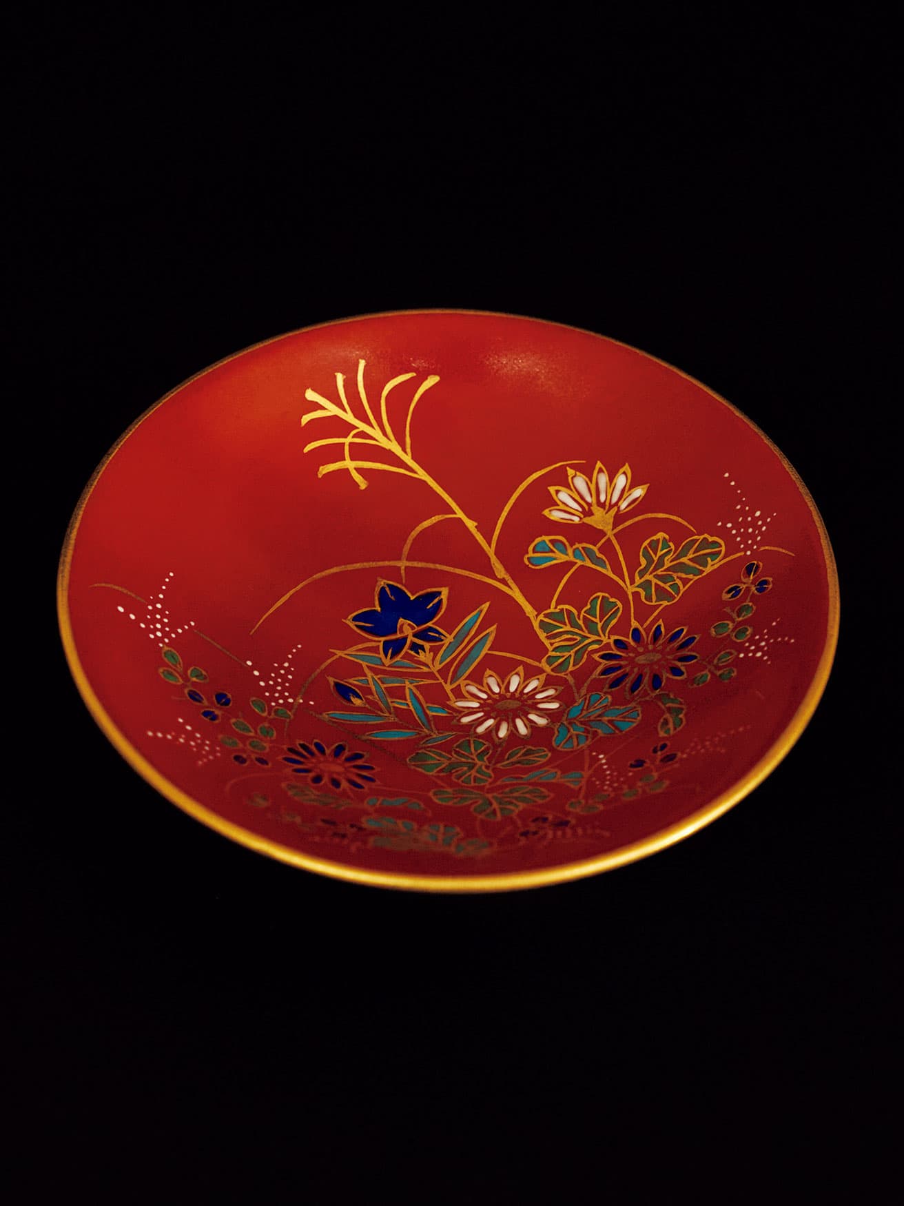 Purchase No. 92【金襴手の平盃】九谷焼の今を伝える色彩と金彩の美しさ。「その土地の自然を想像させる絵柄に惹かれます」とかしゆか店主。