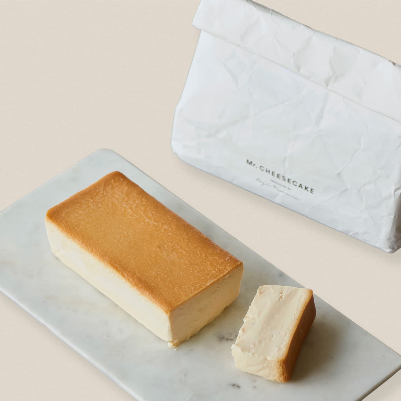 “ミスチ”の入門編、シグネチャーフレーバー「クラシック」の《Mr. CHEESECAKE Classic / Bag》3,780円。マジックテープが付いたオリジナル保冷バッグ入りで、持ち運びも安心。賞味期限：冷凍で3ヶ月。持ち運び時間：1.5時間。