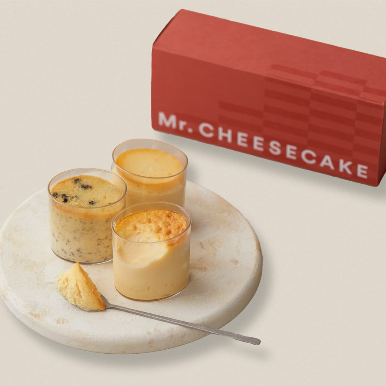 店舗限定フレーバーなどを組み合わせた《Mr. CHEESECAK Tokyo Assortment（3個入り）》。左から、「クラシック」、カカオ風味のガレットブルトンヌを生地に混ぜ込んだ「クッキークリーム」、コーヒーの上質な香りを移した「クリームブリューコーヒー」。3個入り2,727円。賞味期限：お買い上げ日から冷蔵で3日程度。＊店頭販売のみ。●〈Mr. CHEESECAKE〉東京都千代田区丸の内1-9-1 JR東日本東京駅構内B1F〈グランスタ東京〉銀の鈴エリアTEL 03 6665 7685。8時～22時、日祝～21時。不定休。