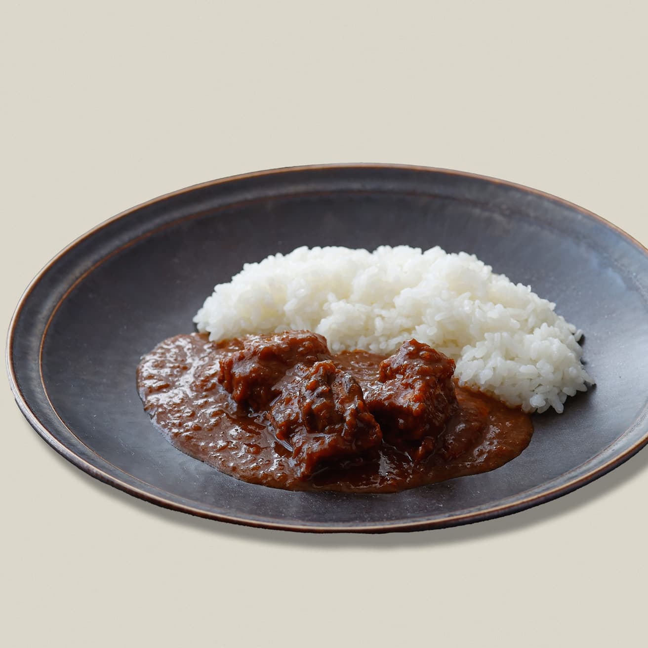 《グルテンフリー地鶏チキンカレー》2人前（450g）3,000円。小麦粉を一切使わず、国産米粉を使用して仕上げた最新作。120gの地鶏のもも肉がゴロリ。●〈パレスホテル東京 スイーツ＆デリ〉東京都千代田区丸の内1-1-1 B1F TEL 03 3211 5315。10時30分〜19時。無休。