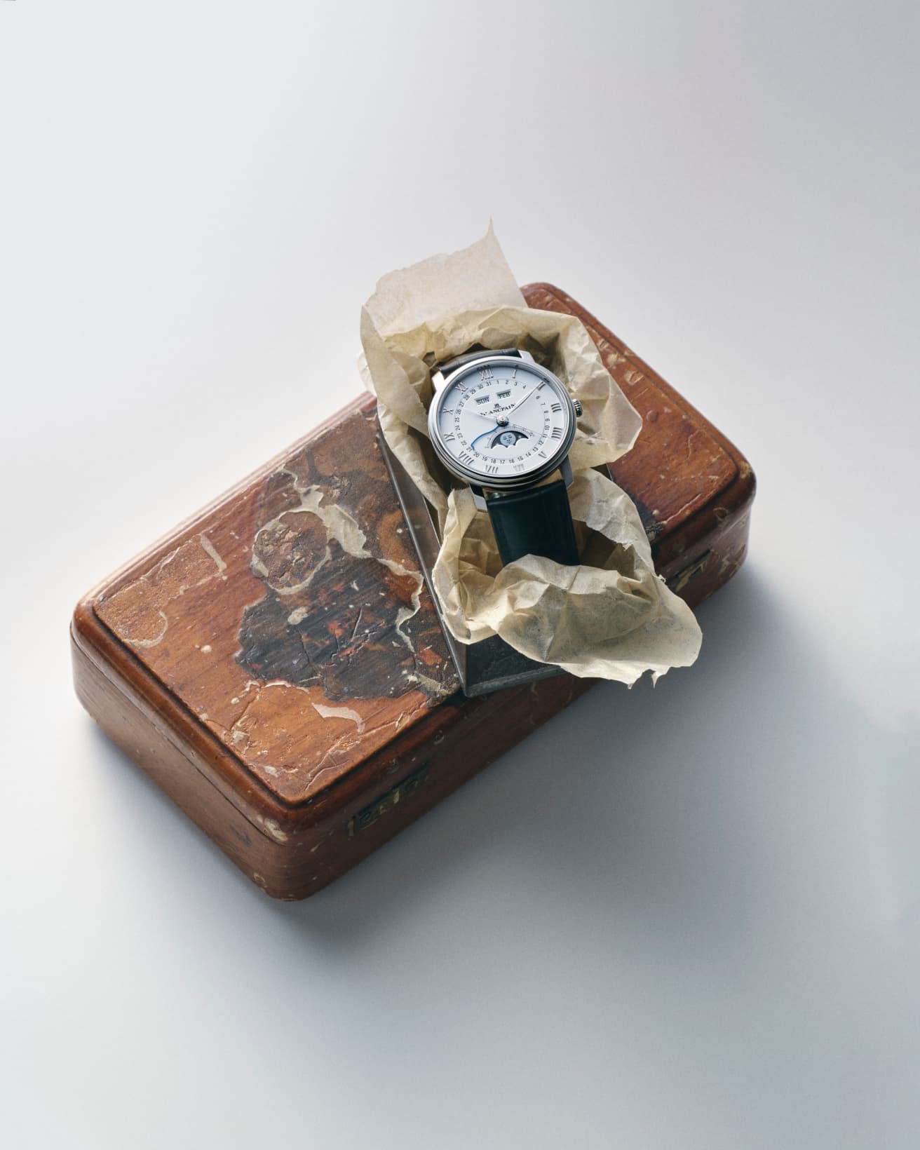 《VILLERET COMPLETE CALENDAR》径40mm、自動巻き。SSケース、アリゲーターレザー。2,387, 000円。
