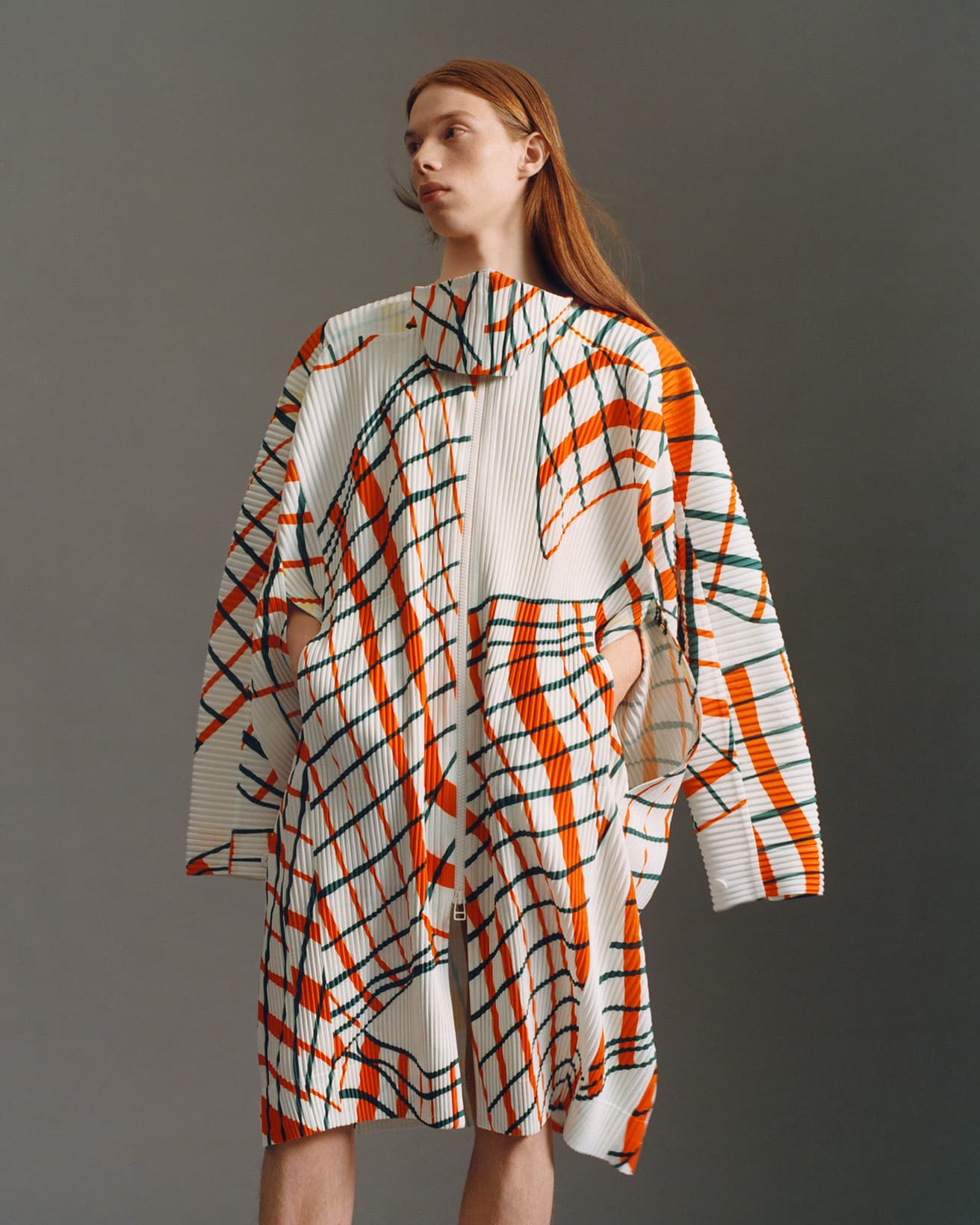 《WINDSWEPT PLAID》。風の動きを捉えた歪んだラインが生き生きとプレイフルなプリントのシリーズ。色と太さの異なるさまざまな線を交えた格子柄の布が風になびく、まさにその瞬間を切り取った。コート121,000円。
