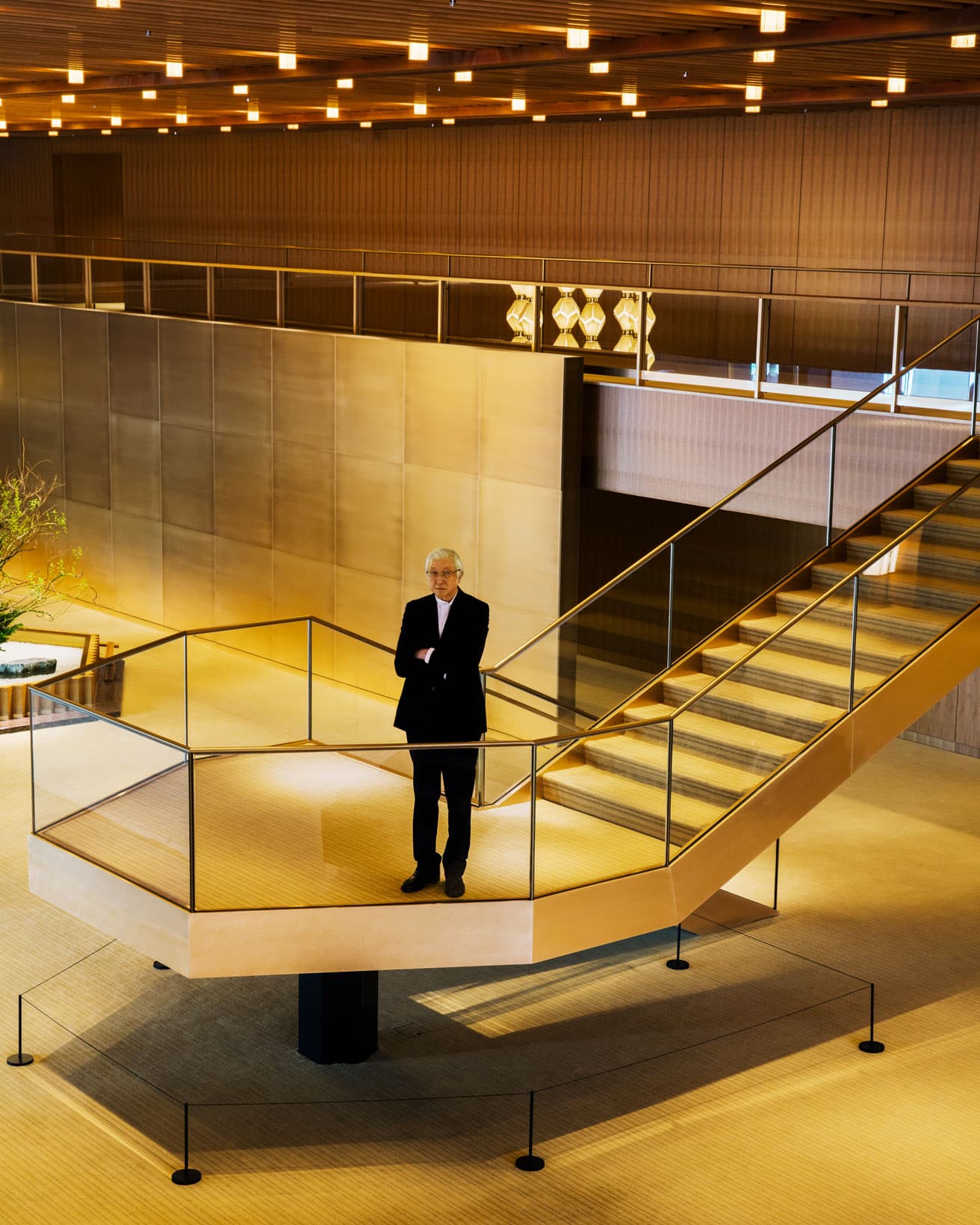 『カーサ ブルータス』2020年1月号より、〈The Okura Tokyo〉のロビー空間に立つ谷口吉生。父・谷口吉郎が設計し、国内外の人々から愛された〈ホテルオークラ東京〉本館のロビー空間を、新生〈The Okura Tokyo〉で仔細に復元した。　photo_Satoshi Nagare
