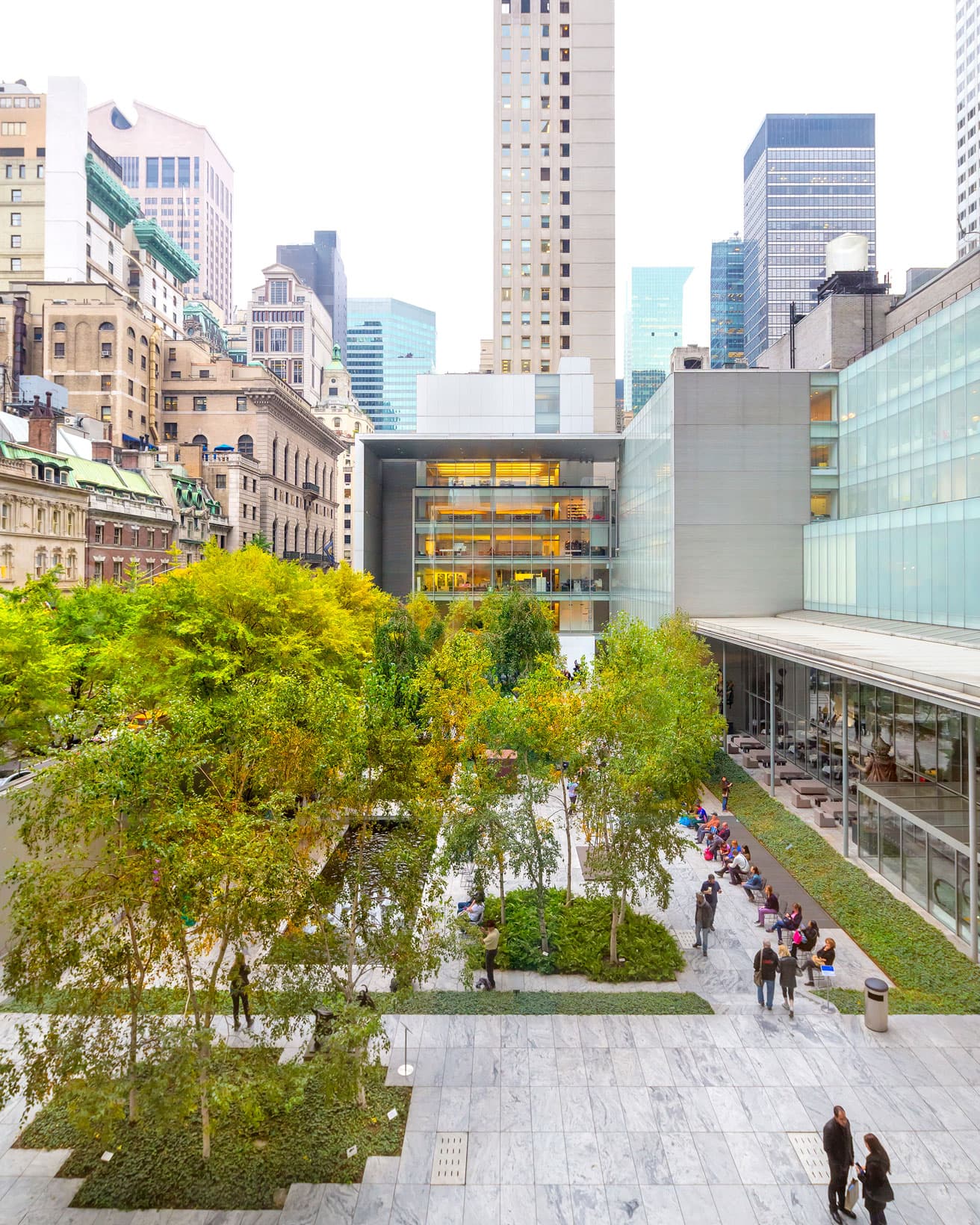〈ニューヨーク近代美術館　新館〉外観。United States, USA, New York City, Manhattan, Midtown, New York City Museum of Modern Art, MOMA, Sculpture Garden by Pietro Canali/SIME　写真：アフロ