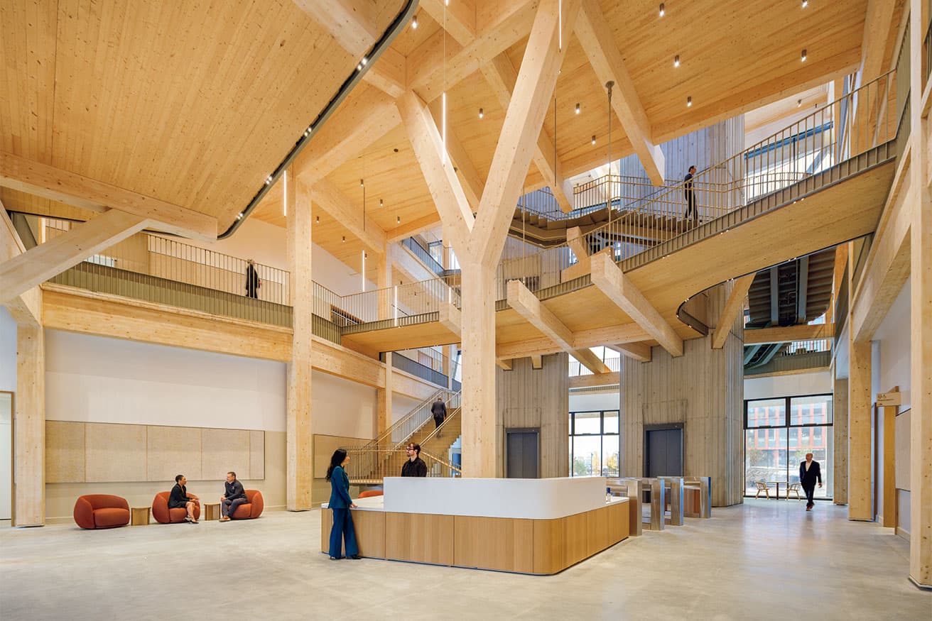 三方が開き、天井の高いエントランス。両腕を広げて迎え入れるかのよう。