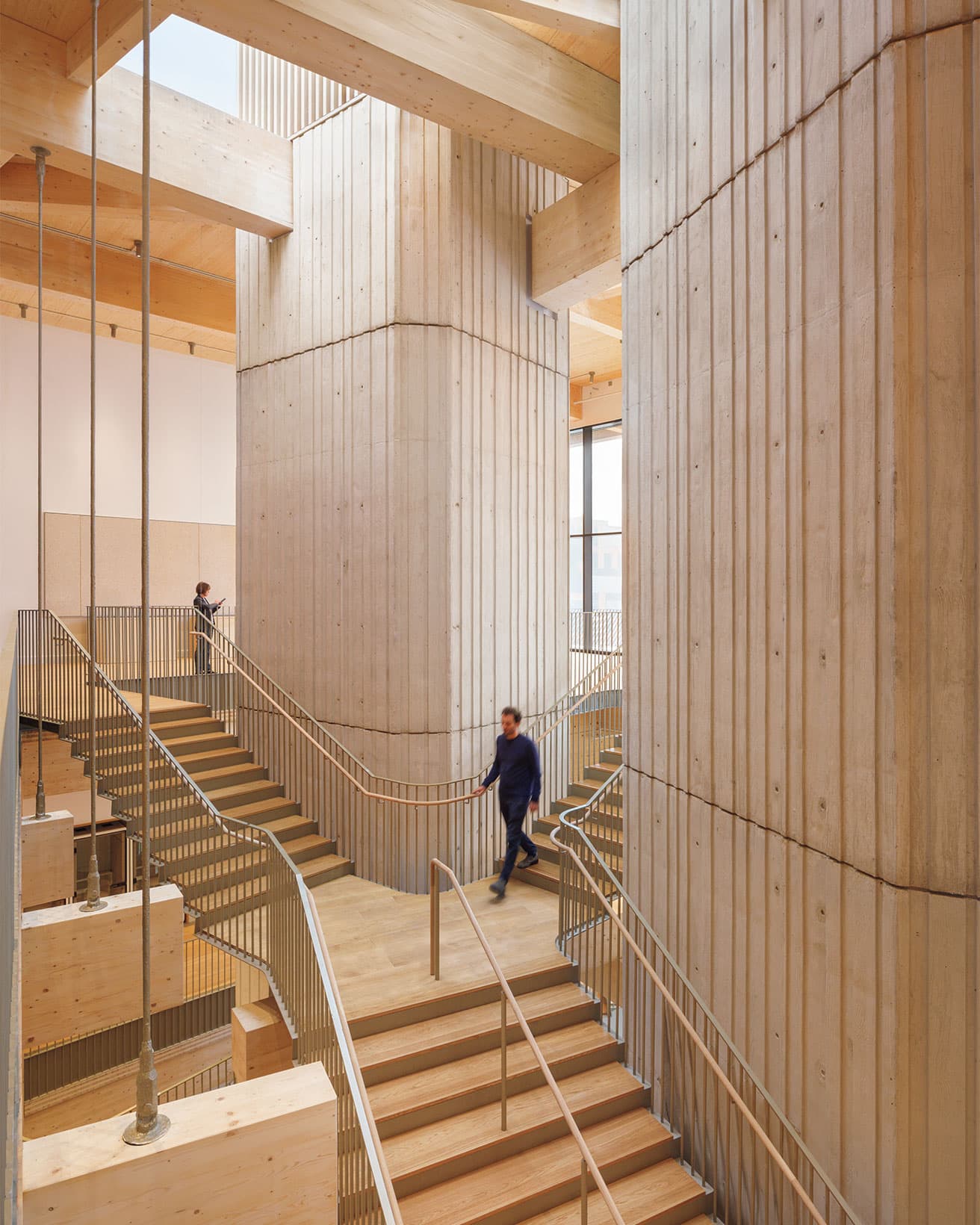 階段の天窓から自然光が注ぐ。木登り感覚だ。